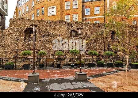 La LONDON LONDON WALL À PIED À COOPERS ROW LE RESTE DU MUR DE LA VILLE Banque D'Images