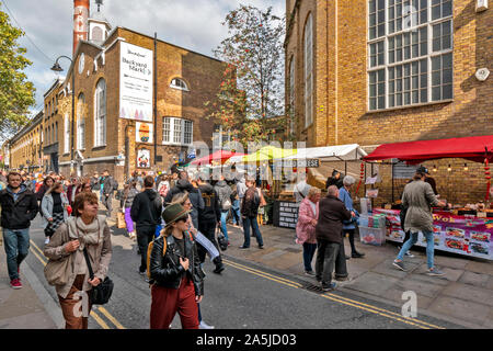 BRICK LANE DE LONDRES ET DE LA RUE COMMERÇANTE FOULES OU RESTAURATION RAPIDE À VENDRE Banque D'Images