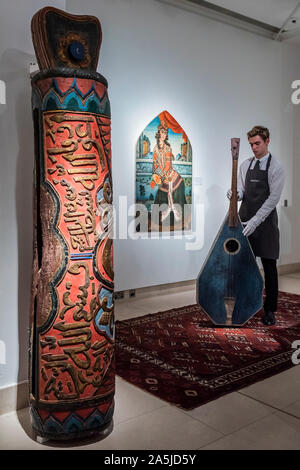 Westminster, London, UK. Oct 2019 à 21. Un début du xxe siècle de la balalaïka, est £3 à 000 et d'autres éléments de la Collection d'Oliver Hoare. Un essai avant de Christie's Art islamique sur les ventes aux enchères de la semaine 23, 24 et 25 octobre. Crédit : Guy Bell/Alamy Live News Banque D'Images