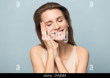 Happy woman touch peau douce en bonne santé Banque D'Images