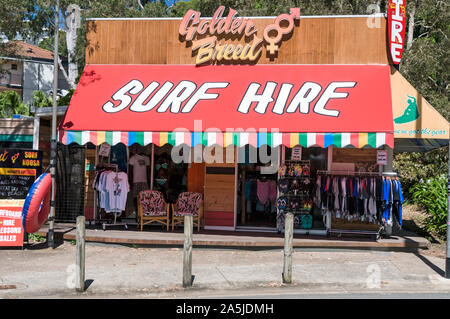 Un magasin de location de surf dans la région de Noosa Heads sur la Sunshine Coast, Queensland, Australie Banque D'Images