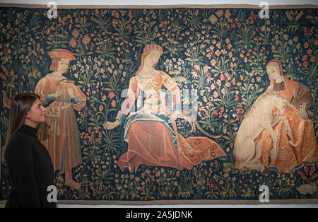 Christie's, Londres, Royaume-Uni. 21 octobre 2019. La collection de la fin Oliver Hoare (1945-2018), marchand d'art d'une grande influence qui s'est spécialisé dans l'art islamique, est proposé à la vente par sa famille le 25 octobre. De droit : la dame et la licorne, Flandre, c.1500, Estimation : € 120,000-180,000. Credit : Malcolm Park/Alamy Live News. Banque D'Images