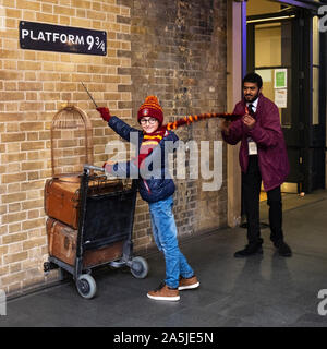 Londres, Royaume-Uni - 30 décembre 2018 : Visiteur posant à la plate-forme neuf et trois quarts, intégrée dans les populaires films de Harry Potter, recréée au L Banque D'Images