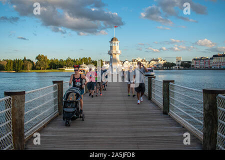 Orlando, Floride. Le 11 octobre 2019. Les gens marcher sur la jetée sur la façon de phare à Lake Buena Vista Banque D'Images