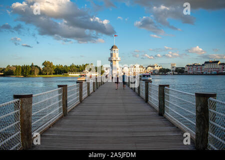 Orlando, Floride. Le 11 octobre 2019. Les gens marcher sur la jetée sur la façon de phare à Lake Buena Vista Banque D'Images