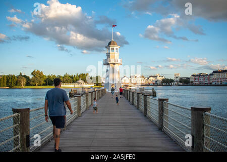 Orlando, Floride. Le 11 octobre 2019. Les gens marcher sur la jetée sur la façon de phare à Lake Buena Vista Banque D'Images