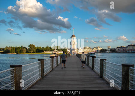 Orlando, Floride. Le 11 octobre 2019. Les gens marcher sur la jetée sur la façon de phare à Lake Buena Vista Banque D'Images