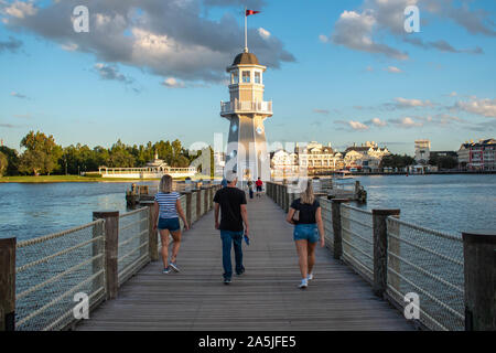 Orlando, Floride. Le 11 octobre 2019. Les gens marcher sur la jetée sur la façon de phare à Lake Buena Vista Banque D'Images