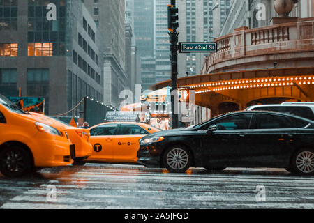 New York, USA - 16 juin 2017 : Yellow taxi cab vitesse dans le trafic important du centre-ville de New York un jour de pluie. East 42nd Street, New York. Banque D'Images
