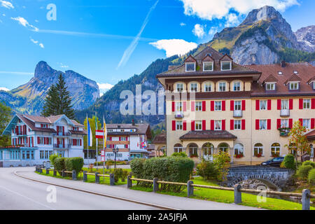 Kandersteg, Suisse vue sur la rue avec des maisons en bois dans le village suisse, dans le canton de Berne, l'Europe et les montagnes panorama Banque D'Images