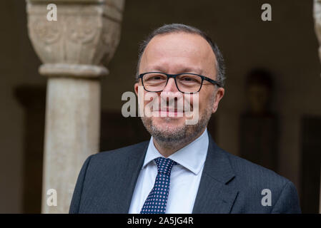 Le Dr Jonathan Williams, Vice-directeur de la Bristish Museum de Londres, se trouve dans le monastère Unser Lieben Frauen à Magdebourg, en Allemagne. Il a signe Banque D'Images