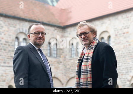 Le Dr Jonathan Williams, Vice-directeur de la Bristish Museum de Londres, et le Dr Harald Meller, archéologue de l'État à l'État Musée de Préhistoire dans Banque D'Images