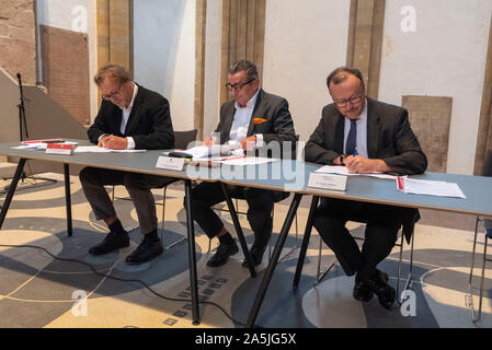 Harald Meller, (de gauche à droite), archéologue de l'état de Saxe-Anhalt, Gunnar Schellenberger, Secrétaire d'Etat à la culture en Saxe-Anhalt et Jon Banque D'Images