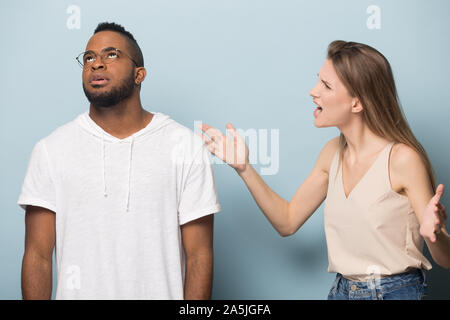 Couple multiracial désaccord près de liquidation situation Banque D'Images