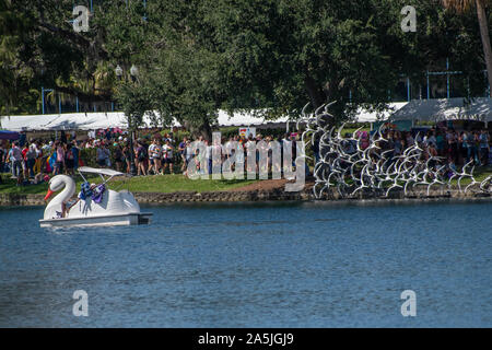 Orlando, Floride. Le 12 octobre 2019. Les gens qui marchent dans le dock sur le côté sorti avec fierté Orlando parade au lac Eola Park, au centre-ville, Banque D'Images