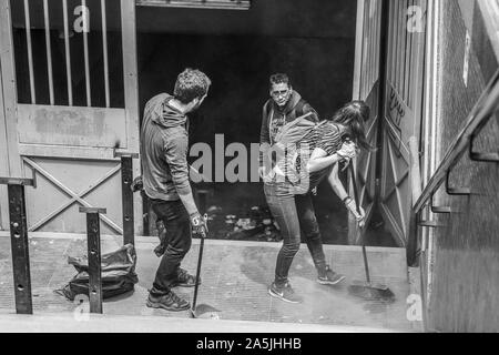 De vrais gens aident à nettoyer les rues pendant la cocotte à Santiago. L'armée est sortie dans les rues pour dissoudre les manifestants du peuple Banque D'Images