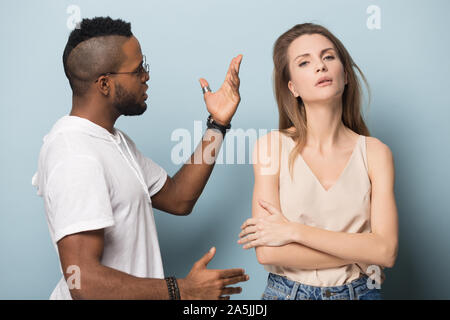 Couple millénaire multiraciale lutte ayant des problèmes de relations Banque D'Images