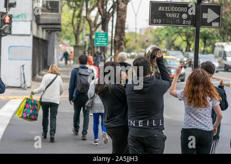 Cocotte, les gens qui frappent des casseroles à Santiago. L'armée chilienne s'est rendue dans les rues pour dissoudre le peuple lors de manifestations d'évasion dans les rues Banque D'Images