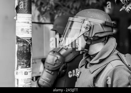 Portrait de Carabinero lors des affrontements entre la police et les manifestants dans les rues de Santiago lors des dernières émeutes à Santiago du Chili Banque D'Images
