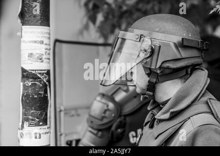 Portrait de Carabinero lors des affrontements entre la police et les manifestants dans les rues de Santiago lors des dernières émeutes à Santiago du Chili Banque D'Images