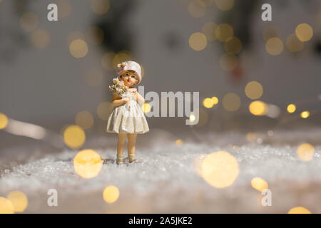 Sur le thème de Noël Décoration figurines. Statuette jeune fille. Décoration d'arbre de Noël. Décor de fête, chaud bokeh lights Banque D'Images