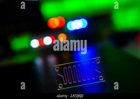 Dispositif microfluidique Instrument qui utilise des micro-quantités de fluide sur une puce de faire certaines analyses de laboratoire. Banque D'Images