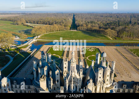 France, Loir et Cher, vallée de la Loire classée au Patrimoine Mondial de l'UNESCO, Chambord, le château royal, vue sur les toits, jardins à la française bordé par Banque D'Images