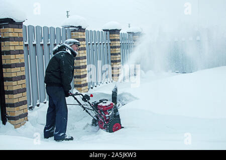 Déneigement. La souffleuse à neige s'efface après de fortes chutes de neige. Banque D'Images