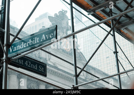 New York, USA - 17 juin 2017 : un signe de la Vanderbilt Avenue au centre-ville de Manhattan, New York. Banque D'Images