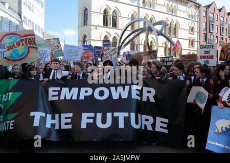 Les enfants de l'école dans les rues de Belfast, en Irlande du Nord pour protester contre la Grève mondiale au cours de la journée. Des milliers de personnes manifestent à travers le Royaume-Uni, avec les élèves des écoles et les travailleurs de quitter downing outils dans le cadre d'une grève "climat" 24. Les enfants de l'école Belfast comprennent : protestation du climat Où : Belfast, Irlande du Nord : 20 Sep 2019 Source : WENN.com Banque D'Images