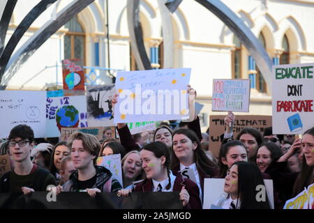 Les enfants de l'école dans les rues de Belfast, en Irlande du Nord pour protester contre la Grève mondiale au cours de la journée. Des milliers de personnes manifestent à travers le Royaume-Uni, avec les élèves des écoles et les travailleurs de quitter downing outils dans le cadre d'une grève "climat" 24. Les enfants de l'école Belfast comprennent : protestation du climat Où : Belfast, Irlande du Nord : 20 Sep 2019 Source : WENN.com Banque D'Images