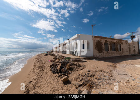 Front de vieux logements dans la Marina, dans la province d'Alicante, sur la Costa Blanca espagnole par la mer Méditerranée. Maisons de vacances espagnol classique Banque D'Images