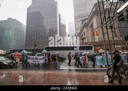 New York, USA - 17 juin 2017 : Marche des femmes pour interdire la bombe qui a eu lieu sur East 42nd Street, Manhattan. Les femmes qui manifestaient dans la pluie, New York. Banque D'Images