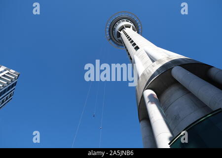 Auckland, Nouvelle-Zélande - 15 Avril 2019 : Sky Tower d'Auckland Vue de dessous. L'été bleu ciel. Banque D'Images