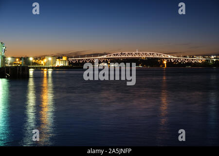 Auckland, Nouvelle-Zélande - 15 Avril 2019 : Auckland Harbour Bridge, le deuxième plus long pont-route en Nouvelle-Zélande. Vue de nuit. Banque D'Images