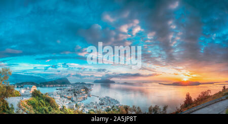 Ålesund, Norvège. Une beauté naturelle spectaculaire coucher du soleil brillant dans le ciel des couleurs chaudes au-dessus de Alesund Îles. Monument norvégien célèbre et populaire destination. Banque D'Images