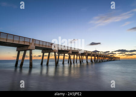 Junon, Florida, USA, au Juno Beach Pier juste avant le lever du soleil. Banque D'Images