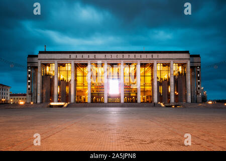 Minsk, Belarus. La construction du palais de la République en Place Oktyabrskaya En Soir Nuit Illuminations. Célèbre Monument. Banque D'Images