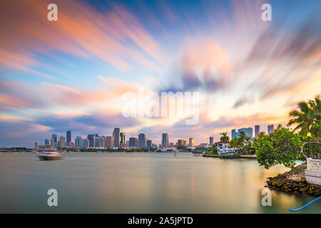 Miami, Floride, USA sur le centre-ville sur la baie de Biscayne en début de soirée. Banque D'Images