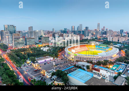 Beijing, Chine skyline et le stade au crépuscule. Banque D'Images