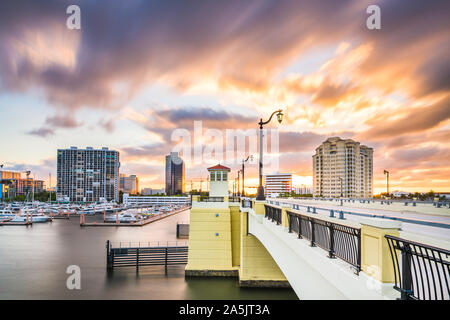 West Palm Beach, Floride, USA Skyline sur la voie navigable au crépuscule. Banque D'Images