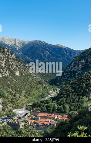 Environs (Montagne et vallées) de Villefranche-De-Conflent vue du Fort Libéria, Pyrénées Orientales, Catalogne française, France Banque D'Images