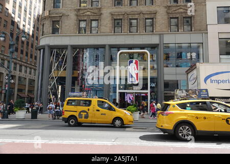 New York, USA. 14Th Sep 2019. Les taxis jaunes passer devant la NBA Store on Fifth Avenue à Manhattan. Le magasin de marchandises porte de l'équipe de la National Basketball Association (NBA) et Women's National Basketball Association (WNBA). Crédit : Alexandra Schuler/dpa/Alamy Live News Banque D'Images