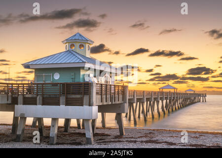 Junon, Florida, USA, au Juno Beach Pier juste avant le lever du soleil. Banque D'Images