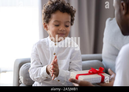 African American dad wrapped present donner à petit fils Banque D'Images