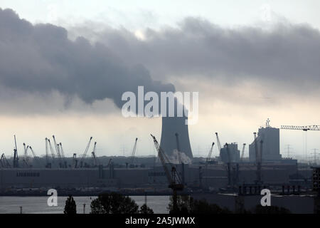 Rostock, Allemagne. 18 Oct, 2019. L'usine de grues Liebherr (avant) et la centrale électrique au charbon dans le port de Rostock. S'appuie principalement Liebherr grues mobiles portuaires et en mer les grues. Crédit : Bernd Wüstneck/dpa-Zentralbild/ZB/dpa/Alamy Live News Banque D'Images