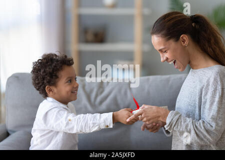 Petit garçon présent anniversaire cadeau pour maman excité Banque D'Images