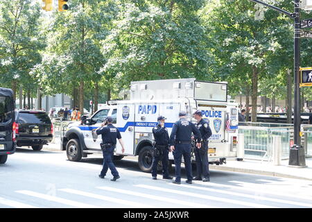 New York, USA. Sep 11, 2019. Les agents de police sont debout devant un New York City Police Department (NYPD) véhicule durant la 18e anniversaire des attaques terroristes du 11 septembre 2001 près de Ground Zero. Les attaques terroristes du 11 septembre 2001 ont été quatre détournements coordonnée suivie d'attaques-suicide sur les principaux bâtiments civils et militaires aux États-Unis d'Amérique. Deux avions ont été orientés dans les tours du World Trade Center (WTC). Crédit : Alexandra Schuler/dpa/Alamy Live News Banque D'Images