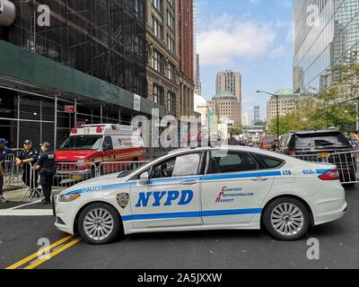 New York, USA. Sep 11, 2019. Une police de la ville de New York (NYPD) voiture est garée à une barrière près de Ground Zero lors du 18e anniversaire des attaques terroristes du 11 septembre 2001. Les attaques terroristes du 11 septembre 2001 ont été quatre détournements coordonnée suivie d'attaques-suicide sur les principaux bâtiments civils et militaires aux États-Unis d'Amérique. Deux avions ont été orientés dans les tours du World Trade Center (WTC). Crédit : Alexandra Schuler/dpa/Alamy Live News Banque D'Images