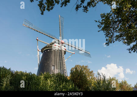 Moulin à vent hollandais, moulin monumental "Op de Vrouweheide' construit 1858 près de Voerendaal, Ubachsberg, Limbourg, au sud des Pays-Bas. Banque D'Images